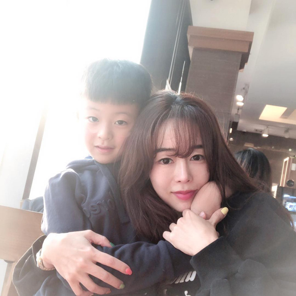 Bà mẹ một con có làn da mịn màng, căng bóng bất chấp tuổi tác.