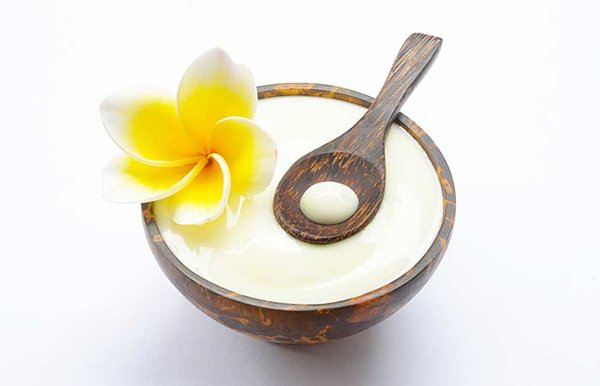 Công thức sữa chua Trộn 1 thìa sữa chua với 1/4 cốc dầu ô liu nguyên chất cùng 1 thìa mật ong và 3 thìa đường thô. Dùng hỗn hợp này massage da, đặc biệt là các vùng da tối màu như khuỷu tay, đầu gối. Công thức này giúp làm sáng da hiệu quả.