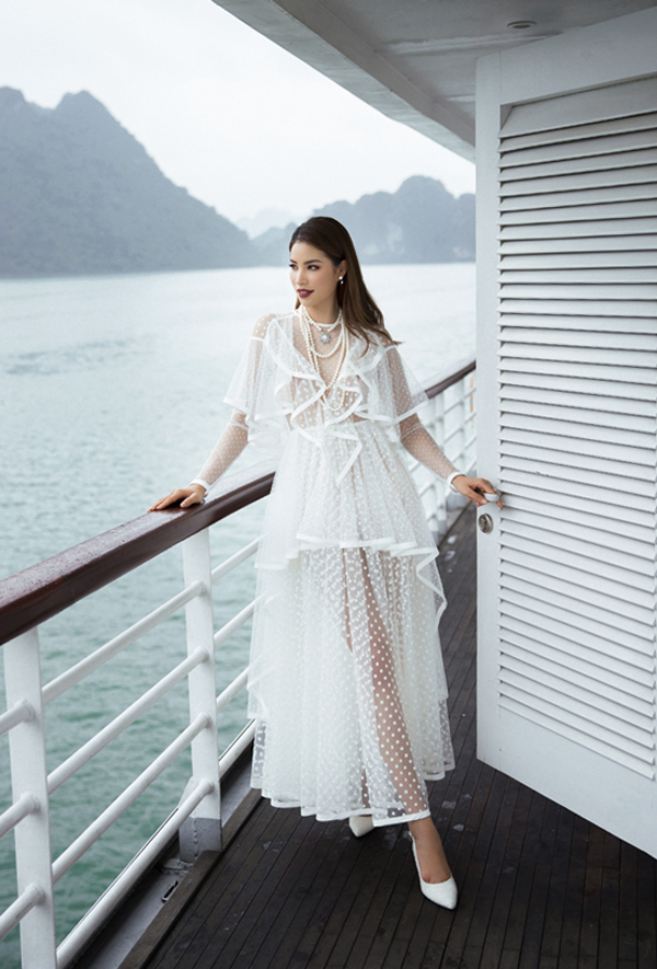Khung cảnh thơ mộng và lãng mạn của Vịnh Hạ Long được chọn làm bối cảnh thực hiện bộ ảnh giới thiệu các thiết kế mới nhất của Lê Thanh Hòa.