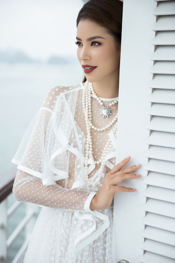 Lấy cảm hứng từ vẻ đẹp của Đông Dương của thời xa vắng, nhà mốt Việt trình làng các kiểu váy dạ tiệc mang dấu ấn của phong cách hoài cổ đan xen với xu hướng hiện đại.