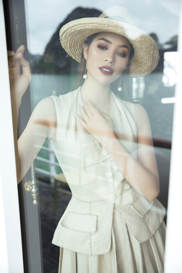 Các mẫu váy dành cho dạ tiệc mùa hè được cắt may trên các chất liệu vải thoáng mát như lụa, linen, bố mỏng. Từng đường kim mũi chỉ cũng được xử lý một cách khéo léo để tăng sự tinh tế cho trang phục.
