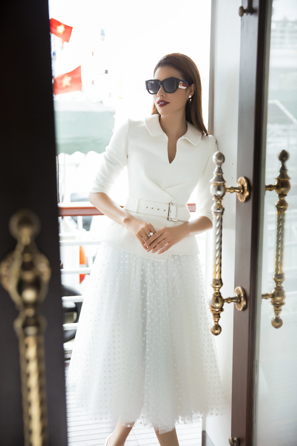 Thay vì sử dụng các họa tiết cánh hoa như ở các bộ sưu tập trước, mùa hè năm nay Lê Thanh Hòa lại chọn sắc trắng thanh nhã cho các thiết kế của mình. 