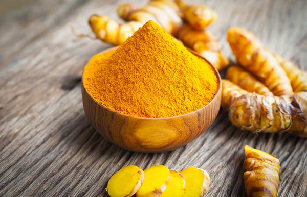 Công thức bột nghệ Dùng 1 cốc đường trộn với 2 thìa bột nghệ và 1,5 cốc dầu dừa, massage lên da để lấy đi tế bào da chết. Đây cũng là công thức làm trắng da hữu hiệu. 