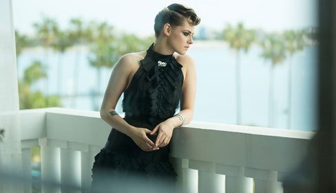 loat-vay-ao-giup-kristen-stewart-gay-an-tuong-tai-cannes-1527230647_500x300