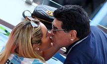 Bỏ quên Rô 'béo’, Maradona thản nhiên 'khóa môi' bồ nhí